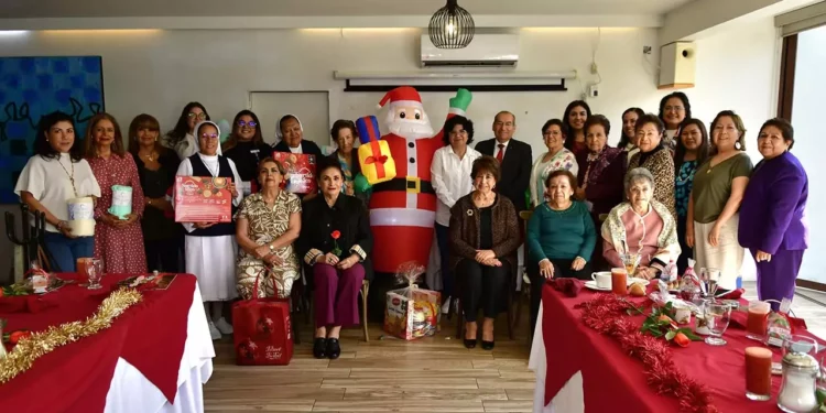 Fotos: Rubén Morales // Integrantes de Amigas para Siempre, encabezadas por Martha Navarro de Díaz, durante el desayuno solidario.