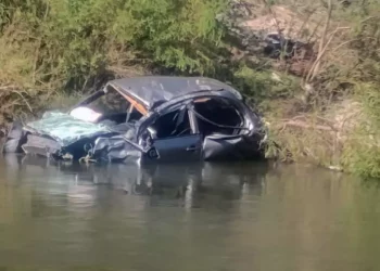 La camioneta involucrada en la volcadura en San Francisco Paxtlahuaca quedó en el fondo de un barranco de más de 40 metros; tres personas resultaron lesionadas y un hombre perdió la vida.