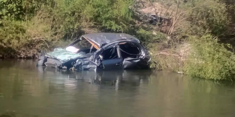 La camioneta involucrada en la volcadura en San Francisco Paxtlahuaca quedó en el fondo de un barranco de más de 40 metros; tres personas resultaron lesionadas y un hombre perdió la vida.