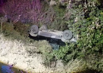 La Ford Explorer quedó volcada en un barranco tras la pérdida de control del conductor en la carretera 125.