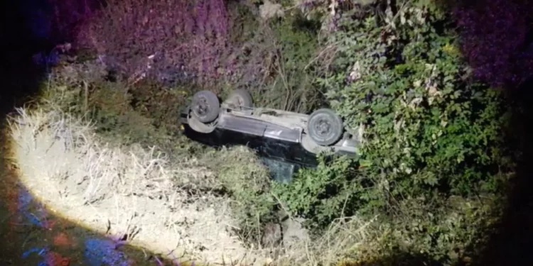 La Ford Explorer quedó volcada en un barranco tras la pérdida de control del conductor en la carretera 125.