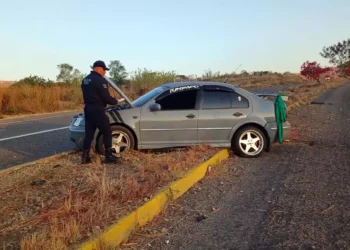 El vehículo Jetta quedó en el camellón central embancado.