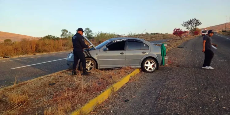 El vehículo Jetta quedó en el camellón central embancado.