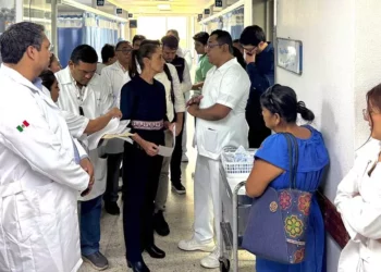 Foto: Presidencia de la República // La Presidenta Claudia Sheinbaum Pardo se reunió este lunes con personal médico y familiares de las víctimas del trenazo en el Istmo.