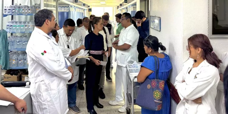 Foto: Presidencia de la República // La Presidenta Claudia Sheinbaum Pardo se reunió este lunes con personal médico y familiares de las víctimas del trenazo en el Istmo.