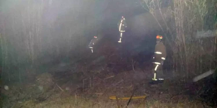 La presunta causa del incendio fue la quema de basura.