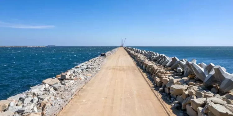 La edificación del rompeolas de Salina Cruz y las obras del Corredor Interoceánico maquillaron por meses la crisis en construcción.