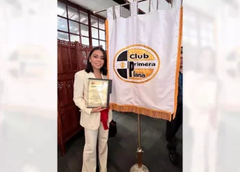 La maestra Isabel López García recibió el máximo galardón del Club Primera Plana.