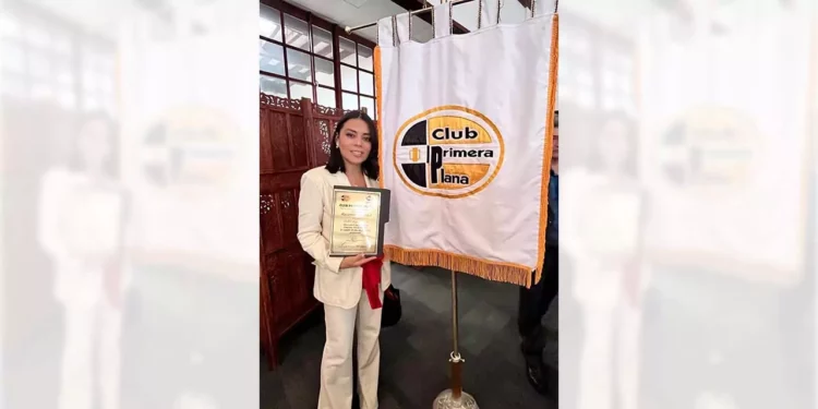 La maestra Isabel López García recibió el máximo galardón del Club Primera Plana.