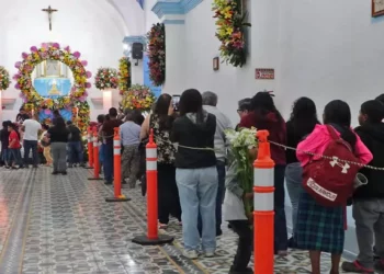 Fotos: Adrián Gaytán // Largas filas para postrarse a los pies de la imagen de la virgen de Juquila en San Juan Chapultepec.