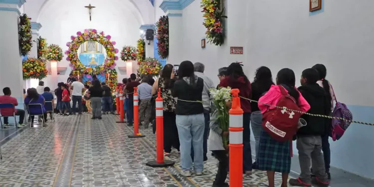 Fotos: Adrián Gaytán // Largas filas para postrarse a los pies de la imagen de la virgen de Juquila en San Juan Chapultepec.