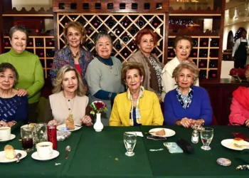 Fotos: Rubén Morales // Lupita Borges celebró su cumpleaños en compañía de grandes amigas, quienes la sorprendieron con Mañanitas y un delicioso pastel.