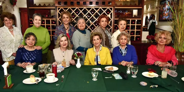 Fotos: Rubén Morales // Lupita Borges celebró su cumpleaños en compañía de grandes amigas, quienes la sorprendieron con Mañanitas y un delicioso pastel.