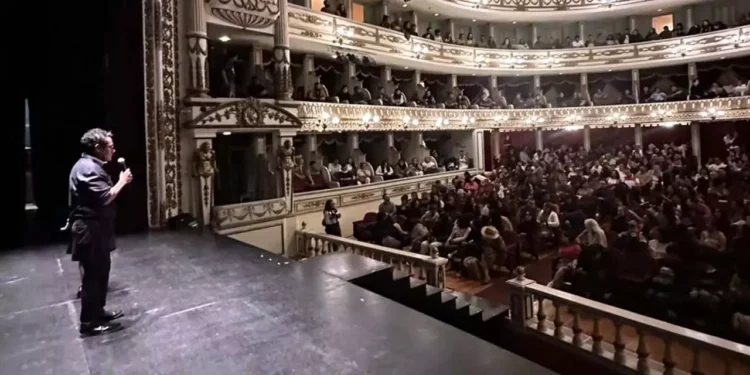Oaxacacine exhibió en el teatro Macedonio Alcalá la película “Los amantes se despiden con la mirada” del director oaxaqueño Rigoberto Perézcano.