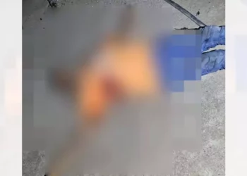 Personal forense trasladó el cuerpo de Adrián H. H. a San Andrés Huaxpaltec para la necropsia de ley.