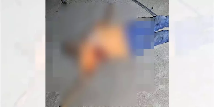 Personal forense trasladó el cuerpo de Adrián H. H. a San Andrés Huaxpaltec para la necropsia de ley.