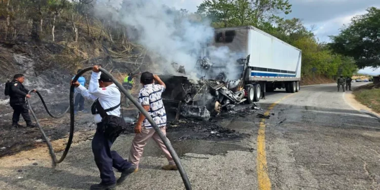Se movilizaron cuerpos de emergencia en Jamiltepec.