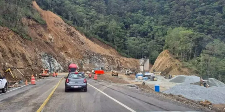 Foto: Redes sociales // Si así están las supercarreteras recién inauguradas, ¿cómo estarán el resto de las carreteras federales?