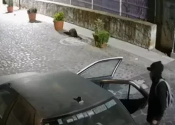 Foto: Tomada de video // Video captado de una cámara de seguridad; delincuentes abren y sustraen objetos de un automóvil estacionado en el barrio de Xochimilco.
