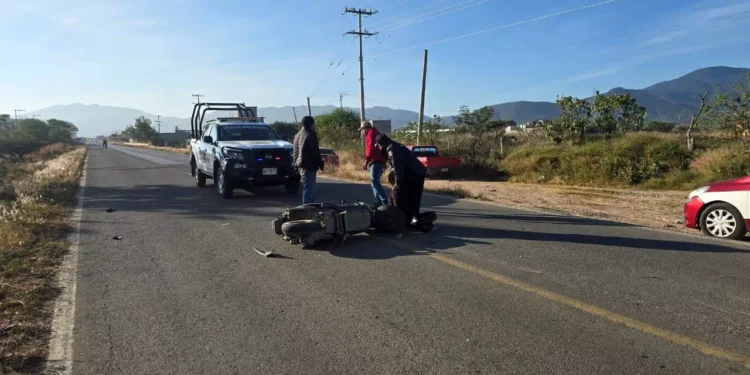 Elementos voluntarios de la Cruz Roja atienden a una motociclista lesionada tras colisionar con una camioneta en Miahuatlán.