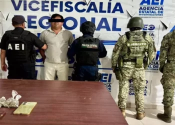 Agentes de la AEI y corporaciones de seguridad aseguran un inmueble en El Tomatal donde se localizaron drogas y cartuchos, tras la detención de un hombre.