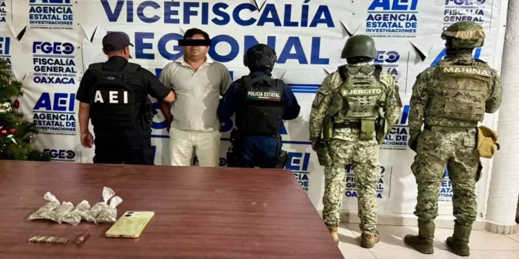 Agentes de la AEI y corporaciones de seguridad aseguran un inmueble en El Tomatal donde se localizaron drogas y cartuchos, tras la detención de un hombre.