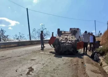 Atienden volcadura en carretera, a la altura del basurero municipal.