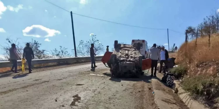 Atienden volcadura en carretera, a la altura del basurero municipal.
