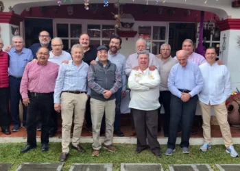 Amigos del dominó se reunieron en casa de Manuel Cortés para celebrar el fin de año y compartir buenos deseos.