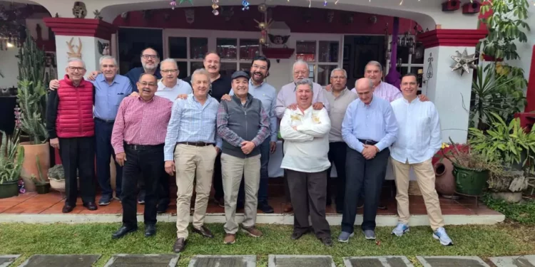 Amigos del dominó se reunieron en casa de Manuel Cortés para celebrar el fin de año y compartir buenos deseos.