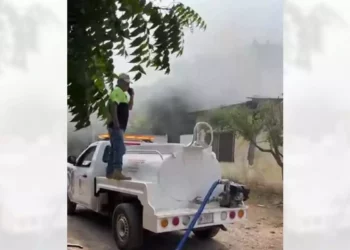 Brigadistas de Tehuantepec combaten un incendio con una pipa limitada.