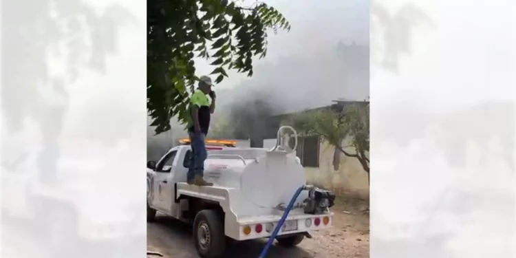 Brigadistas de Tehuantepec combaten un incendio con una pipa limitada.