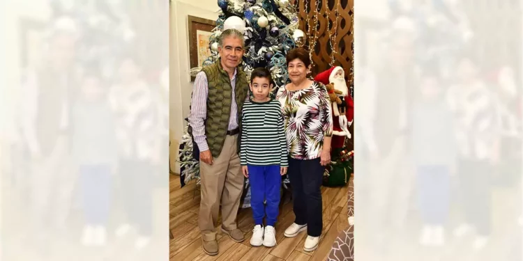 Fotos: Rubén Morales // Don Pedro David Pérez Rivera acompañado de su esposa María del Carmen Hernández Navarro y su nieto Mateo Andree González.