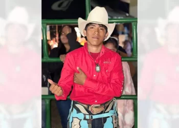 El jinete huajuapeño Edwin Cruz sufrió fractura de su pierna izquierda.
