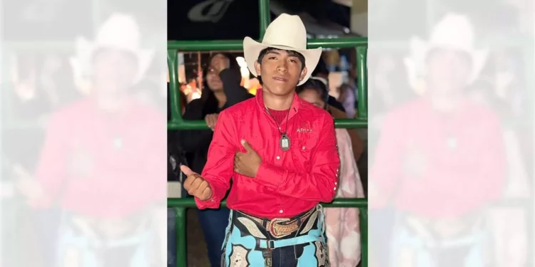 El jinete huajuapeño Edwin Cruz sufrió fractura de su pierna izquierda.