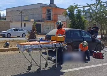 El motociclista fue atendido por paramédicos y trasladado a un hospital.