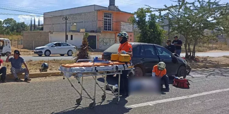 El motociclista fue atendido por paramédicos y trasladado a un hospital.
