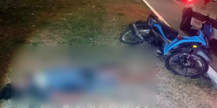 El motociclista quedó con lesiones visibles en rostro y cabeza que le arrebataron la vida.