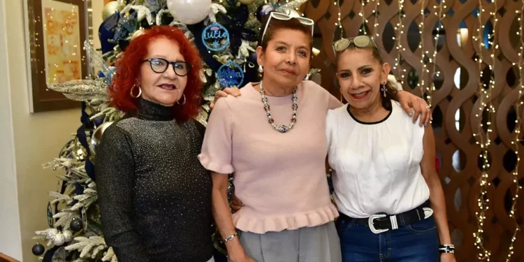 Fotos: Rubén Morales // Ely López celebró su cumpleaños acompañada de sus amigas Isabel Valdés y Paty Aragón.