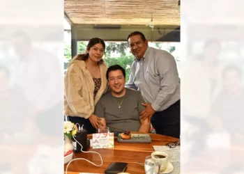 Foto: Rubén Morales // Erick Emilio Heras escuchó las felicitaciones de su papá y Liliana Ángeles Cosme.