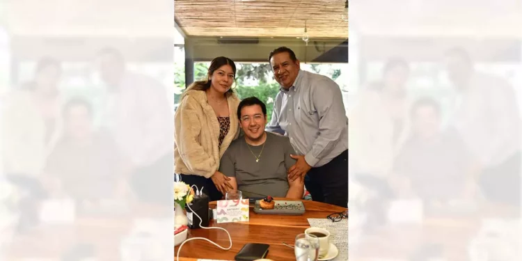 Foto: Rubén Morales // Erick Emilio Heras escuchó las felicitaciones de su papá y Liliana Ángeles Cosme.