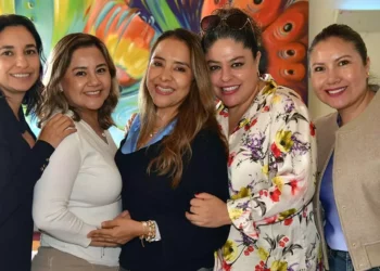 Fotos: Rubén Morales // Evelin Escobedo rodeada de sus amigas durante la celebración de su cumpleaños.