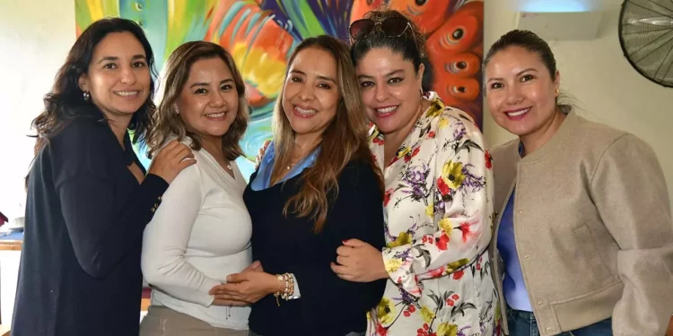 Fotos: Rubén Morales // Evelin Escobedo rodeada de sus amigas durante la celebración de su cumpleaños.