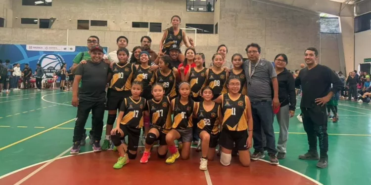Integrantes del Club de Basquetbol Talentos Huajuapan.