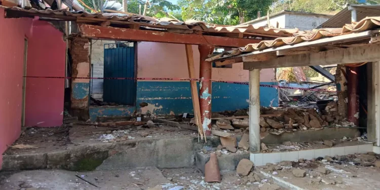 Foto: redes sociales // La vivienda destruida por explosión de pirotecnia en la colonia Cahuazachán del municipio de Santa María Huazolotitlán.