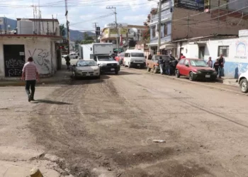 Foto: Adrián Gaytán // Las calles con gravilla y polvo sueltos que se dispersan en el aire.