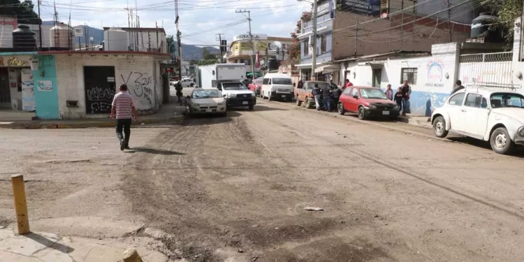 Foto: Adrián Gaytán // Las calles con gravilla y polvo sueltos que se dispersan en el aire.