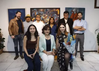 El arte que se vive es una muestra colectiva donde la pintura se transforma en experiencia emocional y presencia compartida.