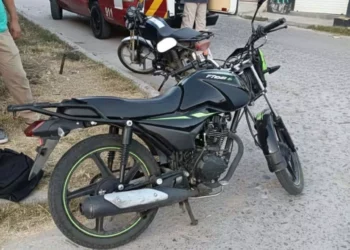 Paramédicos de Bomberos atienden a los dos motociclistas lesionados, ninguno requirió traslado al hospital.