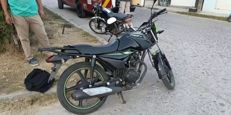 Paramédicos de Bomberos atienden a los dos motociclistas lesionados, ninguno requirió traslado al hospital.